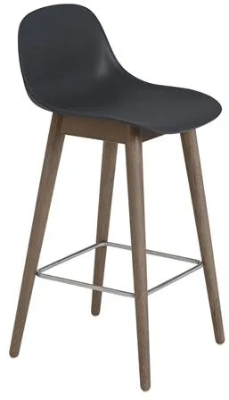 Muuto Fiber Baarituoli puujalustalla ja selkänojalla Musta/Tummanruskea H87,5 cm