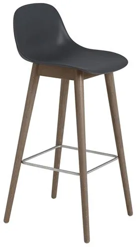Muuto Fiber Baarituoli puujalustalla ja selkänojalla Musta/Tummanruskea H97,5 cm